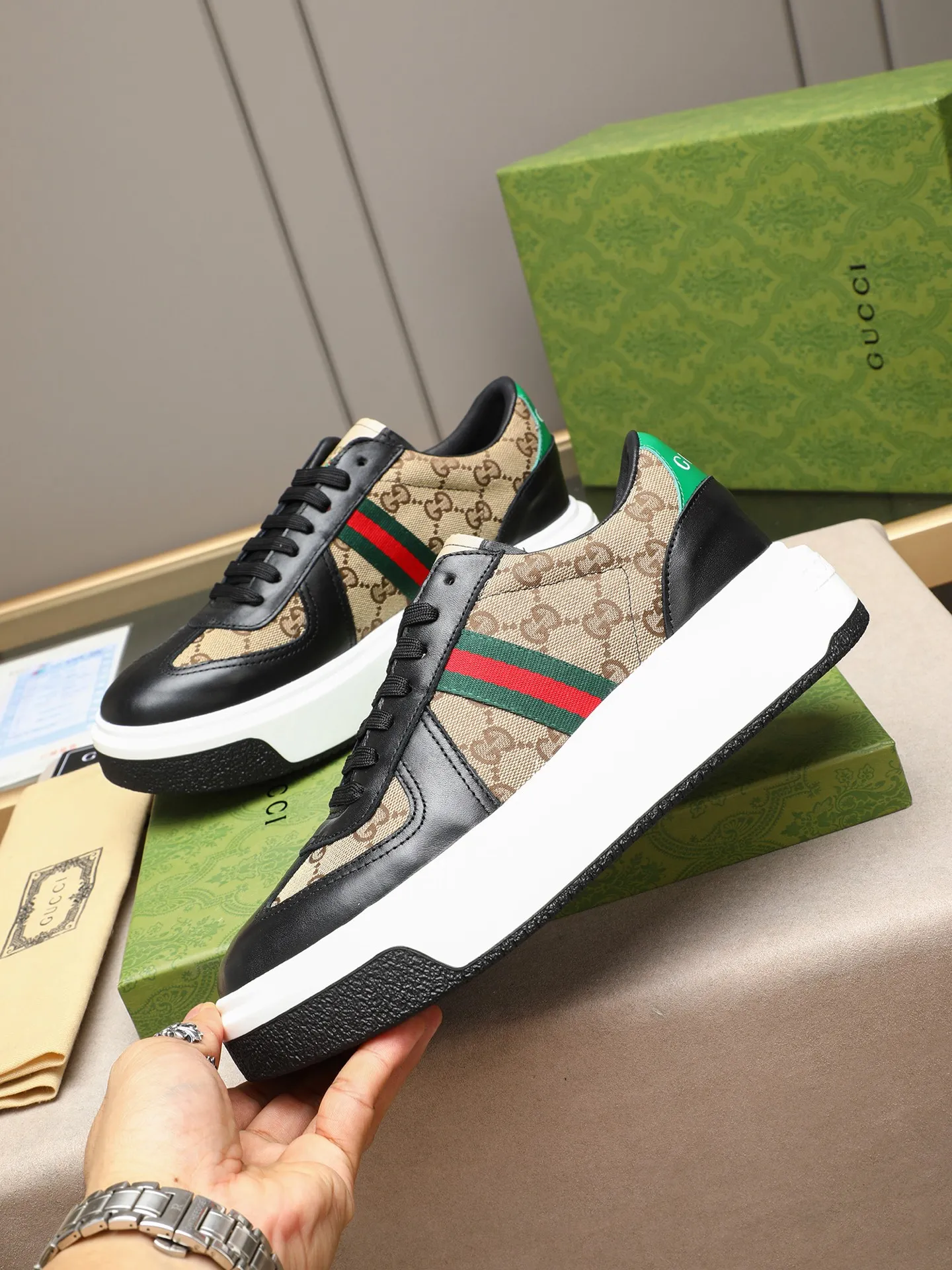 Men's shoes 💰480 New men's shoes GUCCI Fashion trend Made of first-layer calfskin ➕ washed sheep lining! The foot feels super comfortable and the workmanship is impeccable. Foam ultra-light outsole, size: 38-44 (45 customized) 4 colors to choose from!